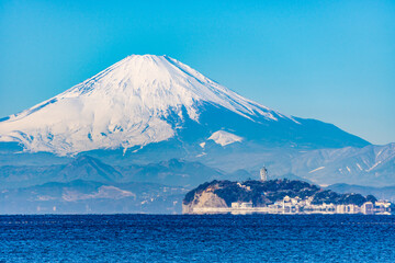 神奈川県逗子海岸からの富士山と江ノ島