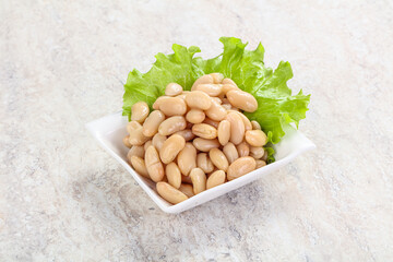 White canned beans for vegan suisine