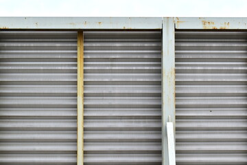 錆びて汚れた鉄の灰色の柵