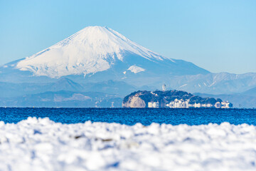 神奈川県逗子海岸からの富士山と江ノ島