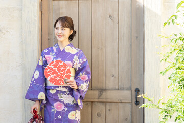 浴衣を着た若い女性