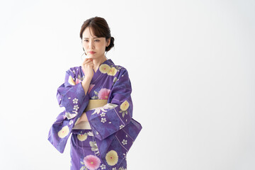 浴衣を着た若い女性