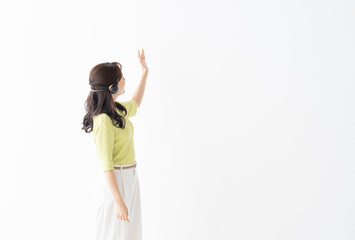 オンラインセミナーの講師をする若い女性（ビジネス）