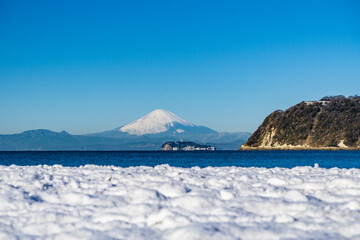 神奈川県逗子海岸からの富士山と江ノ島