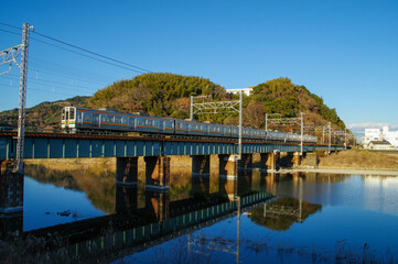 Fototapeta premium 興津川を渡る東海道線の列車