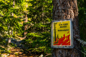 Hinweis-Schild auf Waldbrandgefahr im Wallis, Schweiz - 478979245