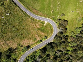 Fototapeta Vista aerea de carretera de montaña. Colores verdes. Vista de drone. carretera serpiente. obraz