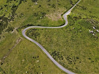Vista aerea de carretera de montaña. Colores verdes. Vista de drone. carretera serpiente.