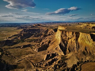 grandes formaciones rocosas rojas. Bardenas Reales paisaje similar al Gran Cañon del Colorado....