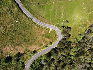 Vista aerea de carretera de montaña. Colores verdes. Vista de drone. carretera serpiente.