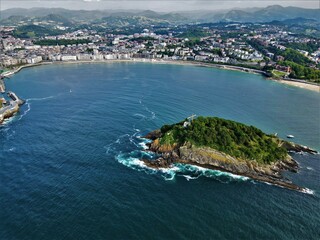 Obraz premium isla de Santa Clara en San Sebastian, Pais Vasco. España. Vista de drone