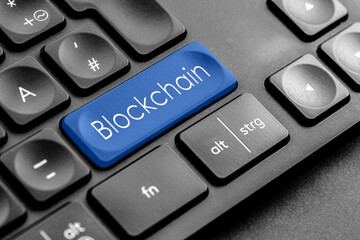 blaue "Blockchain" Taste auf einer dunklen Tastatur