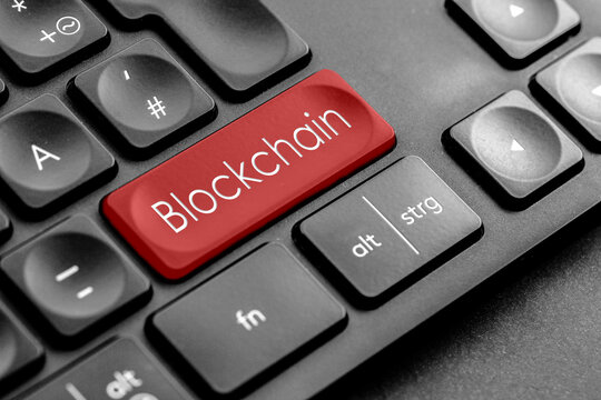 rote "Blockchain" Taste auf einer dunklen Tastatur