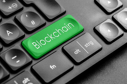 gr&uuml;ne "Blockchain" Taste auf einer dunklen Tastatur