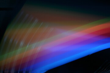 Luz alògena en movimiento y velocidad con desenfoque a travès de un prisma forma un diseño...