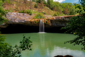 Fototapeta na wymiar Zarečki krov waterfall