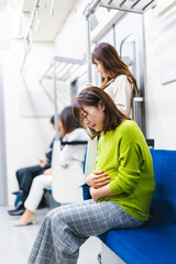 電車内で気分が悪くなった妊婦