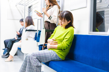 電車内で気分が悪くなった妊婦