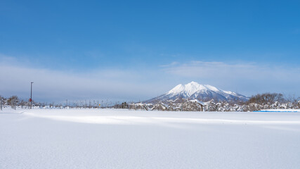 【青森県】雪が積もった岩木山
