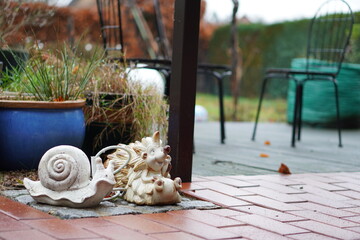 Hedgehog decoration and blue pot in the garden © Mosix