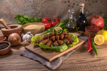 Vegan-cigköfte aus Weizen Grotten mit Salat, Tomate, Frühlingszwiebeln und Zitrone.