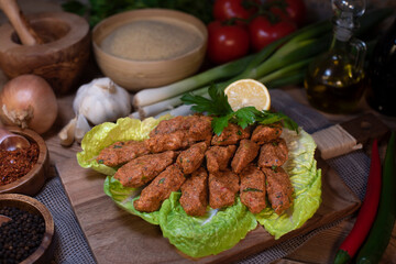 Vegan-cigköfte aus Weizen Grotten mit Salat, Tomate, Frühlingszwiebeln und Zitrone.