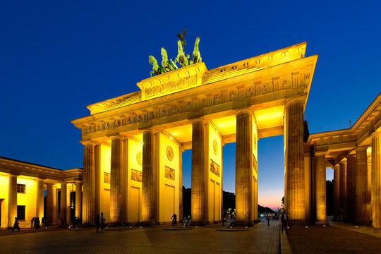 Brandenburg Gate at sunset, Pariser Square, Unter den Linden, Berlin
