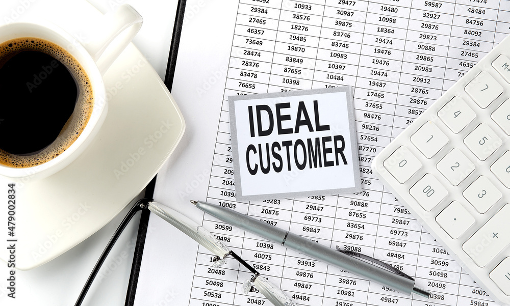 Aufkleber ideal customer text on sticky on the chart with coffee,pen and calculator
