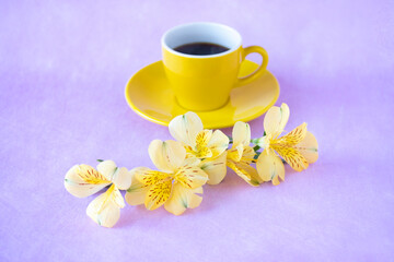 Obraz na płótnie Canvas コーヒーとレモンイエローのアルストロメリアのデザイン(薄紫の背景）