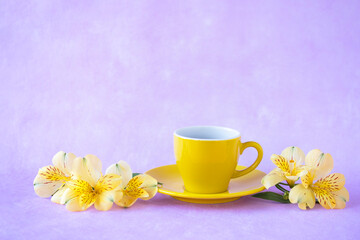 Fototapeta na wymiar コーヒーとレモンイエローのアルストロメリアのデザイン(薄紫の背景）