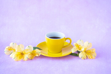 Fototapeta na wymiar コーヒーとレモンイエローのアルストロメリアのデザイン(薄紫の背景）