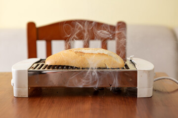 Rebanada de pan se quema en el tostador