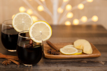 ホットワインと材料のスパイスとフルーツ