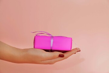 girls hand holding a gift box