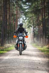 Reiseenduro Motorrad auf Feldweg durch Wald