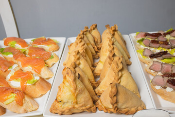 Triangular pies on a plate uchpochmak catering. © Евгений Вершинин