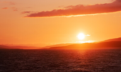 Fototapeta premium Sea sunset with clear view of sun and glow on the sea surface.