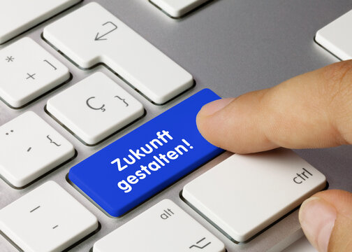 Zukunft gestalten! - Wort auf blauen taste.