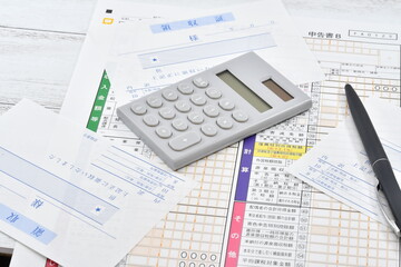 確定申告用紙と領収書