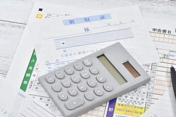 確定申告用紙と領収書