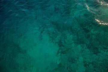 Fototapeta na wymiar the waters of the Red Sea shimmer beautifully in all shades of blue and green
