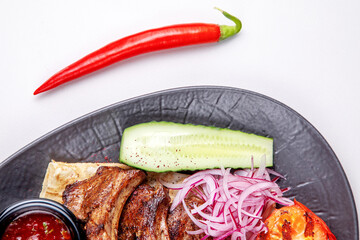 rack of lamb with fresh vegetables, onions, herbs on pita bread