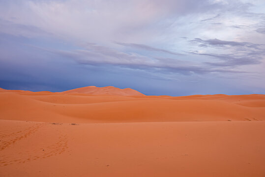 Beautiful view of sand dunes in sahara desert against cloudy sky, Sand dunes with imprints in desert © ingusk