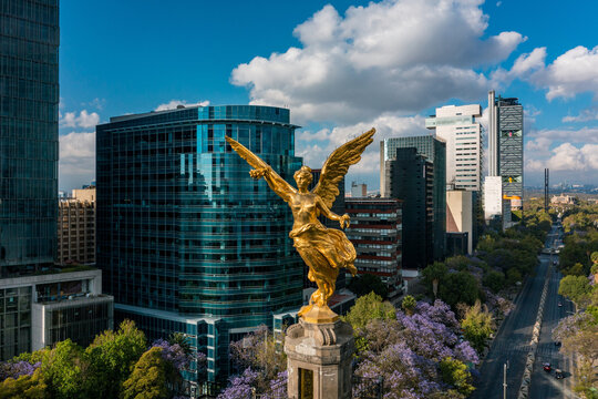 El Angel de la independencia tomado con drone luciendo su color oro con  reforma como fondo en la bella ciudad de mexico Photos