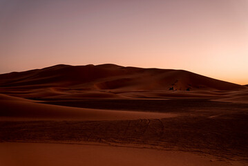 Fototapeta na wymiar Beautiful view of sand dunes in sahara desert during dusk, Sunset over sand dunes in desert landscape