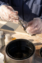 Trabajo de pintura sobre madera