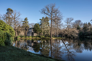 Fototapeta na wymiar Lake at Claremont gardens in Esher Surrey