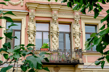 Скульптуры на фасаде