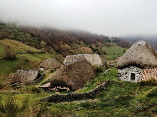 Fototapeta na wymiar Pallozas en el Occidente de Asturias