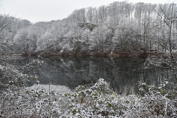 Winter lake landscape. Szmaragdowe lake in Szczecin, Poland in winter. - obrazy, fototapety, plakaty
